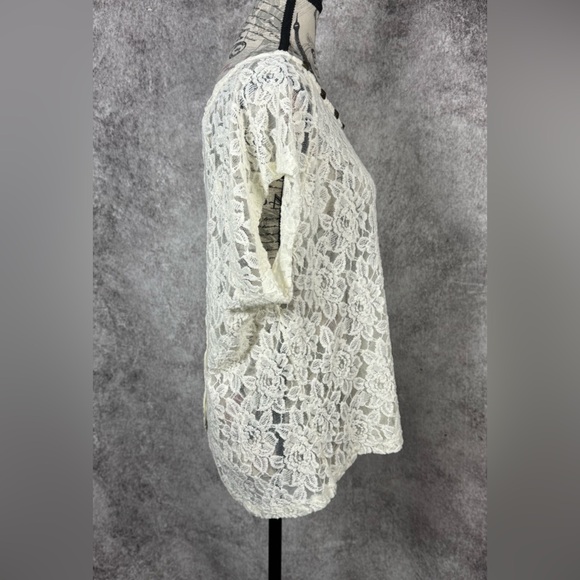 Torrid Ivory Floral Lace Blouse Button down Back Metal Neckline size 0 US Size L - Picture 3 of 9